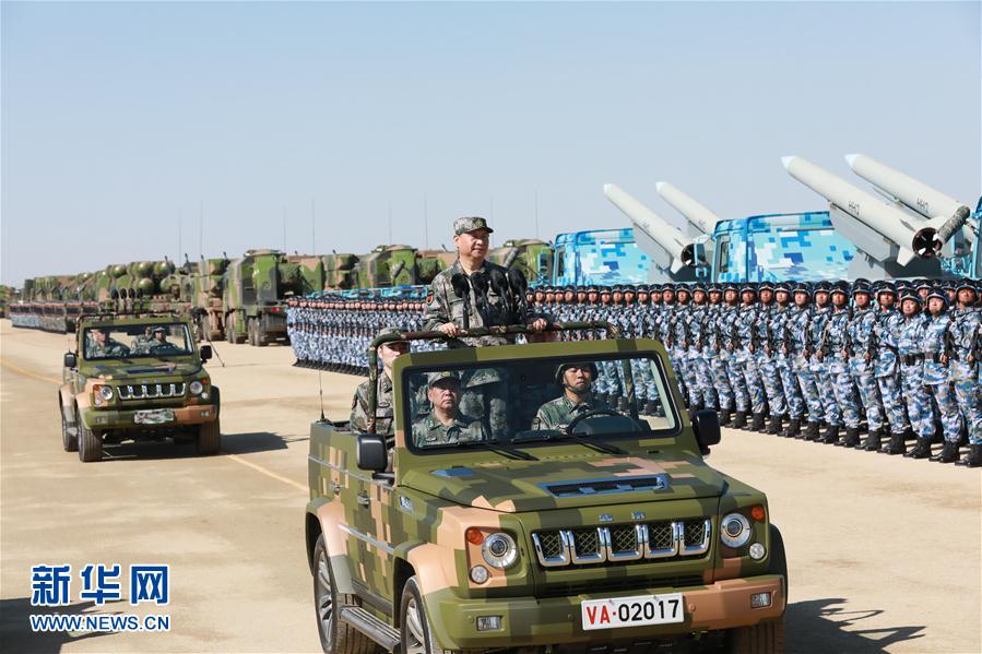 7月30日上午，慶祝中國人民解放軍建軍90周年閱兵在朱日和聯(lián)合訓練基地隆重舉行。中共中央總書記、國家主席、中央軍委主席習近平檢閱部隊并發(fā)表重要講話。這是習近平乘車檢閱部隊。新華社記者 李剛 攝