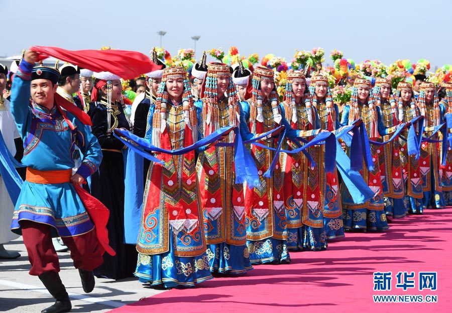 8月7日，以中共中央政治局常委、全國(guó)政協(xié)主席俞正聲為團(tuán)長(zhǎng)的中央代表團(tuán)飛抵呼和浩特，出席內(nèi)蒙古自治區(qū)成立70周年慶祝活動(dòng)。中央代表團(tuán)在機(jī)場(chǎng)受到內(nèi)蒙古各族群眾的熱烈歡迎。新華社記者 張領(lǐng) 攝