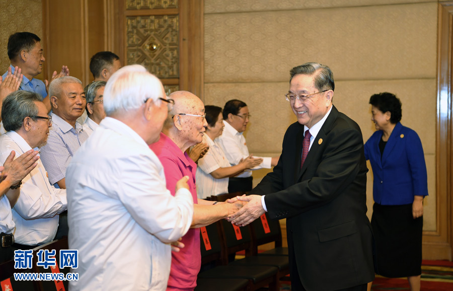 8月7日，中共中央政治局常委、全國政協(xié)主席、中央代表團(tuán)團(tuán)長俞正聲在內(nèi)蒙古新城賓館會見內(nèi)蒙古自治區(qū)離退休老同志和各族各界群眾代表，并與他們合影留念。新華社記者 張領(lǐng) 攝