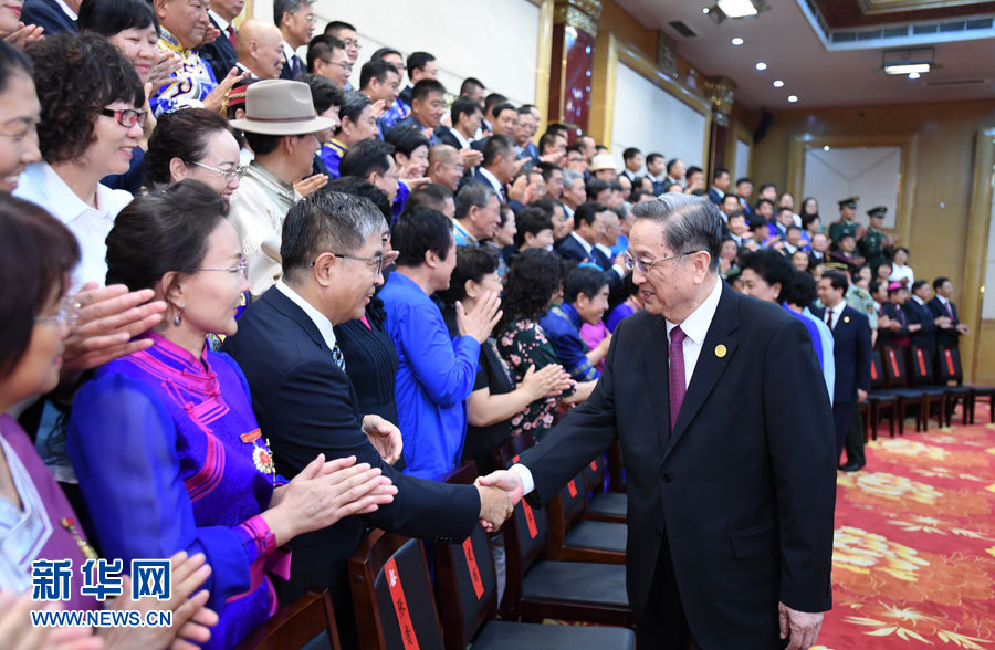 8月7日，中共中央政治局常委、全國政協(xié)主席、中央代表團(tuán)團(tuán)長俞正聲在內(nèi)蒙古新城賓館會見內(nèi)蒙古自治區(qū)離退休老同志和各族各界群眾代表，并與他們合影留念。新華社記者 張領(lǐng) 攝