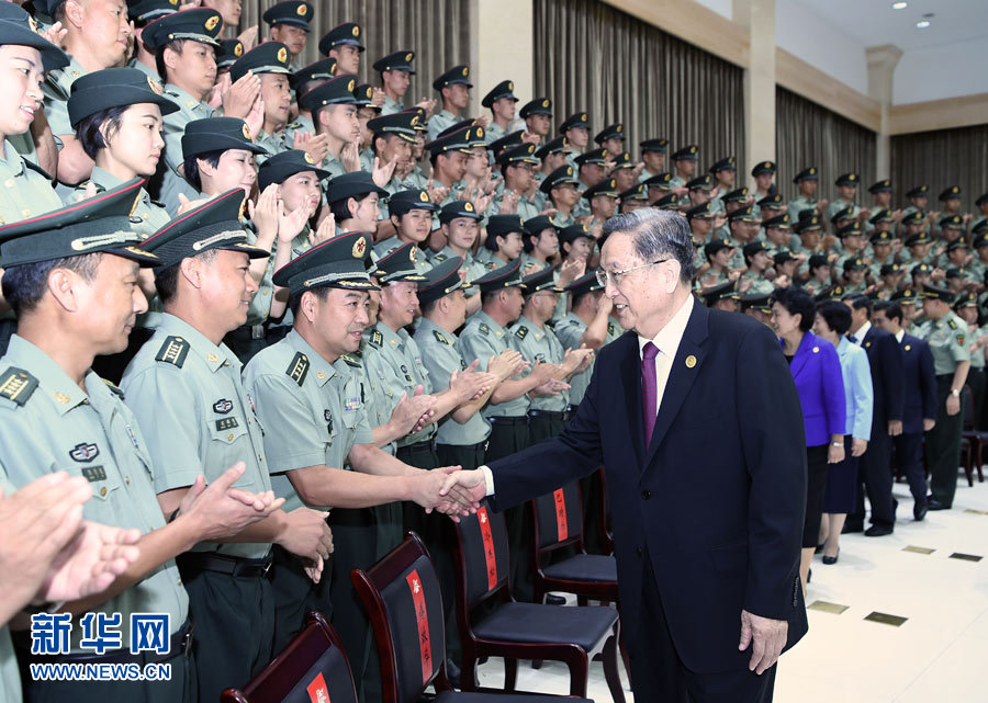 8月7日，中共中央政治局常委、全國政協(xié)主席、中央代表團(tuán)團(tuán)長俞正聲率代表團(tuán)部分成員分別赴內(nèi)蒙古軍區(qū)、武警內(nèi)蒙古總隊(duì)、武警內(nèi)蒙古森林總隊(duì)慰問，并會(huì)見自治區(qū)政法干警代表。這是俞正聲會(huì)見內(nèi)蒙古軍區(qū)指戰(zhàn)員。新華社記者 張領(lǐng) 攝