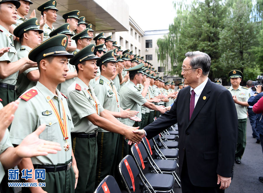 8月7日，中共中央政治局常委、全國政協(xié)主席、中央代表團(tuán)團(tuán)長俞正聲率代表團(tuán)部分成員分別赴內(nèi)蒙古軍區(qū)、武警內(nèi)蒙古總隊(duì)、武警內(nèi)蒙古森林總隊(duì)慰問，并會(huì)見自治區(qū)政法干警代表。這是俞正聲會(huì)見武警內(nèi)蒙古森林總隊(duì)官兵。新華社記者 張領(lǐng) 攝