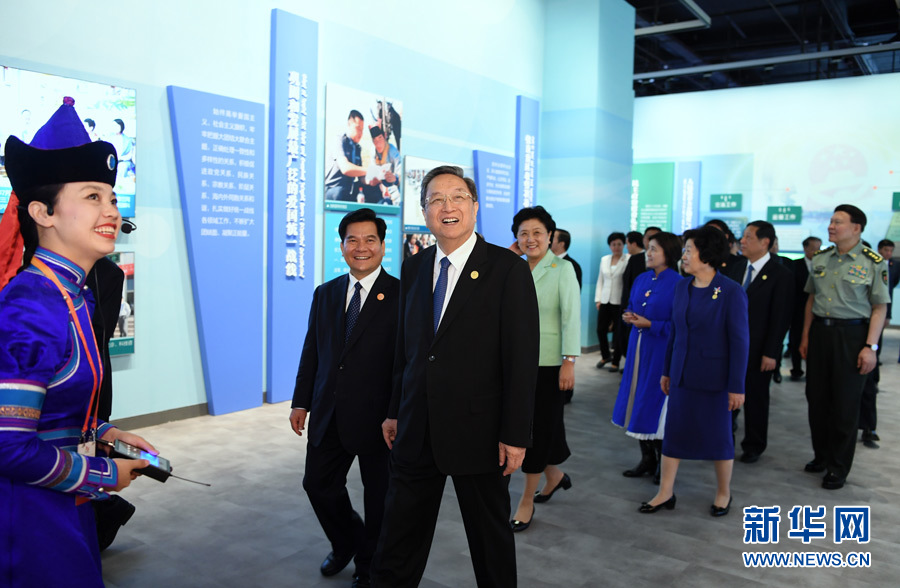 8月7日，中共中央政治局常委、全國(guó)政協(xié)主席、中央代表團(tuán)團(tuán)長(zhǎng)俞正聲率代表團(tuán)全體成員來(lái)到內(nèi)蒙古展覽館，參觀《守望相助團(tuán)結(jié)奮斗——慶祝內(nèi)蒙古自治區(qū)成立70周年展覽》。 新華社記者 張領(lǐng) 攝