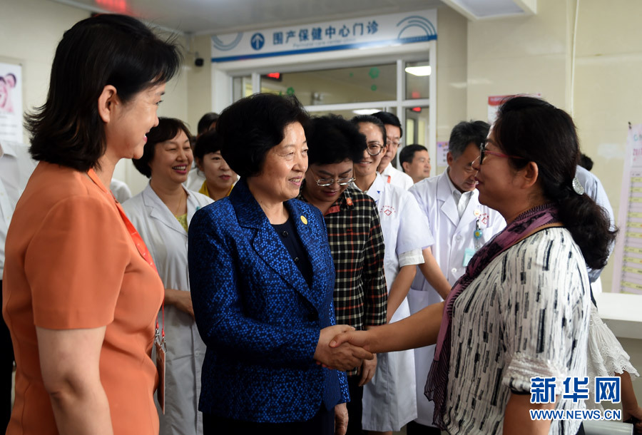 8月9日，中共中央政治局委員、中央統(tǒng)戰(zhàn)部部長、中央代表團副團長孫春蘭率中央代表團三分團，先后赴內(nèi)蒙古自治區(qū)烏海市、阿拉善盟看望各族干部群眾。這是孫春蘭在烏海市婦兒醫(yī)療預防保健中心同患者親切交談。新華社記者 任軍川 攝