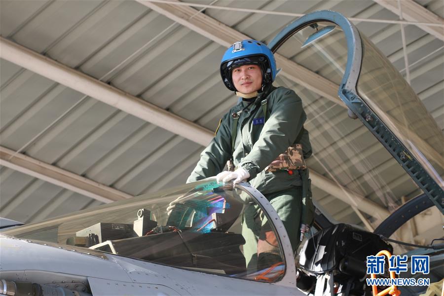 （建軍90周年·英雄·圖文互動）（1）聽，渤海灣有風吹過來——追記海軍某艦載航空兵部隊一級飛行員張超