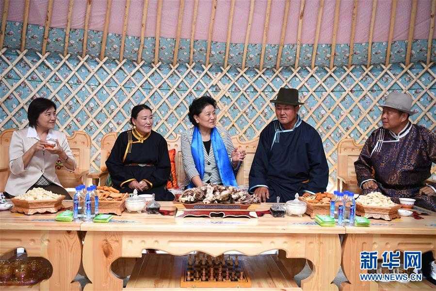8月10日，中共中央政治局委員、國務(wù)院副總理、中央代表團(tuán)副團(tuán)長劉延?xùn)|率中央代表團(tuán)二分團(tuán)來到呼倫貝爾，把以習(xí)近平同志為核心的黨中央的親切關(guān)懷和全國人民的美好祝福帶給當(dāng)?shù)馗髯甯刹咳罕姟＿@是劉延?xùn)|在呼倫貝爾市陳巴爾虎旗與當(dāng)?shù)啬撩裼H切交談。新華社記者 連振 攝