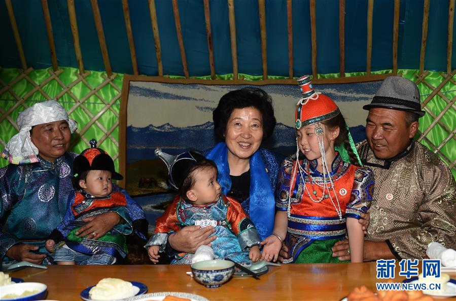 8月11日，帶著以習(xí)近平同志為核心的黨中央的親切關(guān)懷和全國各族人民的美好祝福，中共中央政治局委員、中央統(tǒng)戰(zhàn)部部長、中央代表團(tuán)副團(tuán)長孫春蘭率中央代表團(tuán)三分團(tuán)在錫林郭勒盟看望各族干部群眾，共同慶祝內(nèi)蒙古自治區(qū)成立70周年。這是孫春蘭在錫林浩特市寶力根蘇木牧民巴·巴特爾（右一）家中看望。新華社記者 任軍川 攝