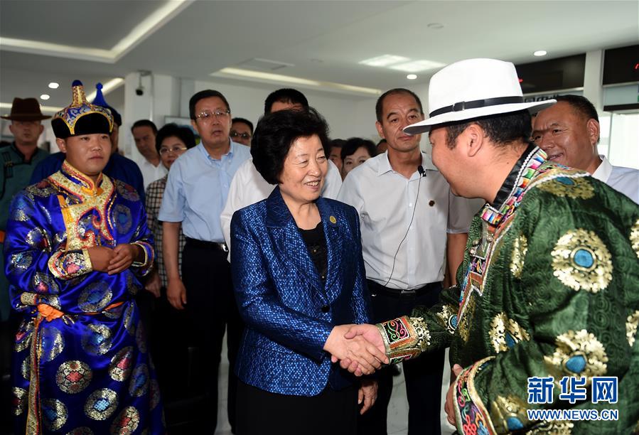 8月11日，帶著以習(xí)近平同志為核心的黨中央的親切關(guān)懷和全國各族人民的美好祝福，中共中央政治局委員、中央統(tǒng)戰(zhàn)部部長、中央代表團(tuán)副團(tuán)長孫春蘭率中央代表團(tuán)三分團(tuán)在錫林郭勒盟看望各族干部群眾，共同慶祝內(nèi)蒙古自治區(qū)成立70周年。這是孫春蘭在非公企業(yè)大莊園生態(tài)牛羊肉產(chǎn)業(yè)示范園同前來售羊的牧民親切交談。新華社記者 任軍川 攝