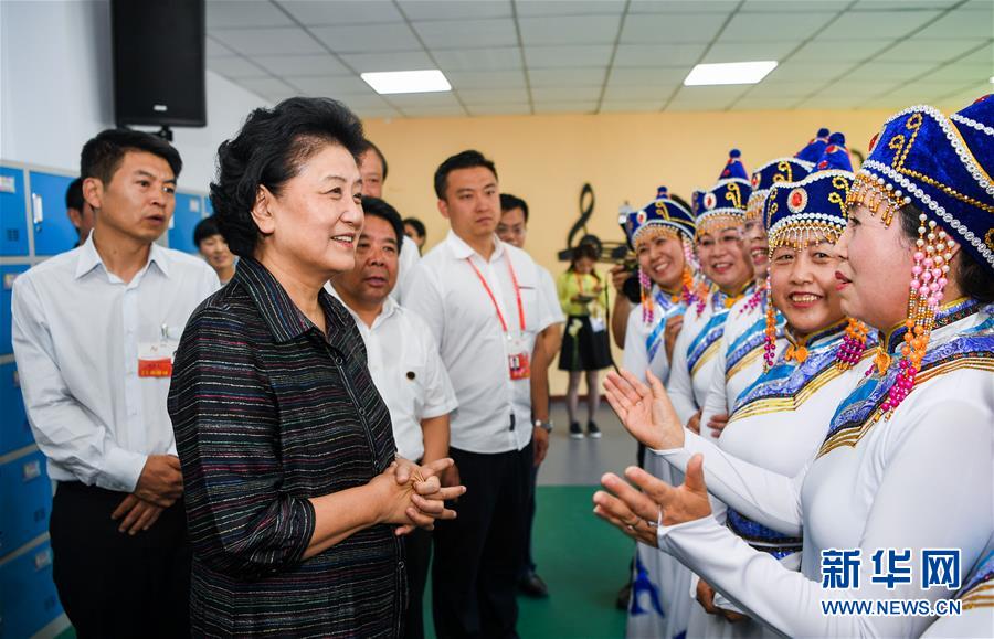 8月11日，中共中央政治局委員、國(guó)務(wù)院副總理、中央代表團(tuán)副團(tuán)長(zhǎng)劉延?xùn)|率中央代表團(tuán)二分團(tuán)，看望慰問(wèn)烏蘭察布各族干部群眾，轉(zhuǎn)達(dá)以習(xí)近平同志為核心的黨中央的親切關(guān)懷和全國(guó)人民的美好祝愿。這是劉延?xùn)|在考察察哈爾社區(qū)時(shí)與居民們親切交談。新華社記者 連振 攝