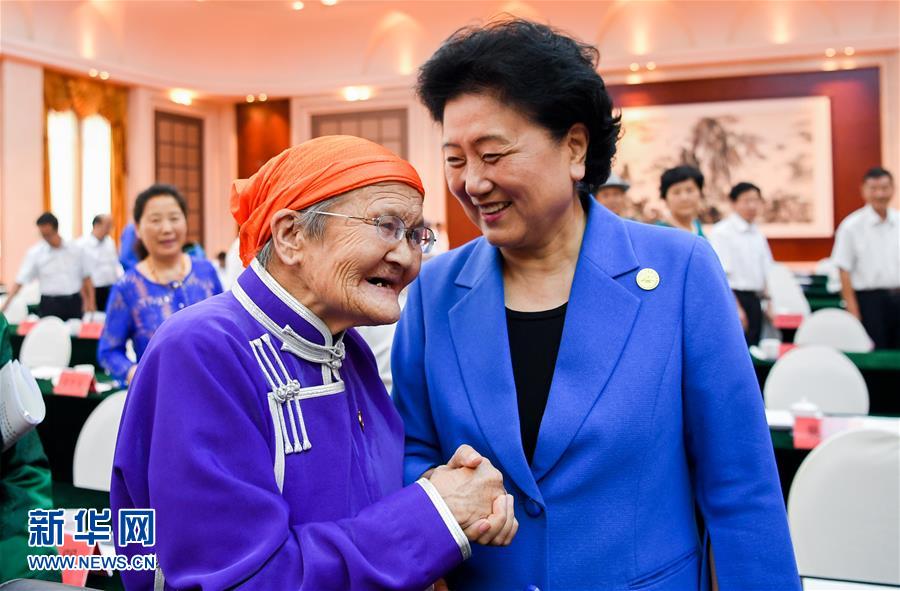 8月11日，中共中央政治局委員、國(guó)務(wù)院副總理、中央代表團(tuán)副團(tuán)長(zhǎng)劉延?xùn)|率中央代表團(tuán)二分團(tuán)，看望慰問(wèn)烏蘭察布各族干部群眾，轉(zhuǎn)達(dá)以習(xí)近平同志為核心的黨中央的親切關(guān)懷和全國(guó)人民的美好祝愿。這是劉延?xùn)|在出席烏蘭察布市慶祝內(nèi)蒙古自治區(qū)成立70周年座談會(huì)后，與“草原母親”都貴瑪親切交談。新華社記者 連振 攝