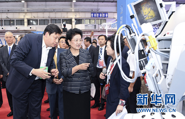 8月23日，2017世界機器人大會開幕式在北京舉行，中共中央政治局委員、國務院副總理劉延東出席并講話。這是開幕式后，劉延東參觀機器人應用展覽。新華社記者 張領 攝