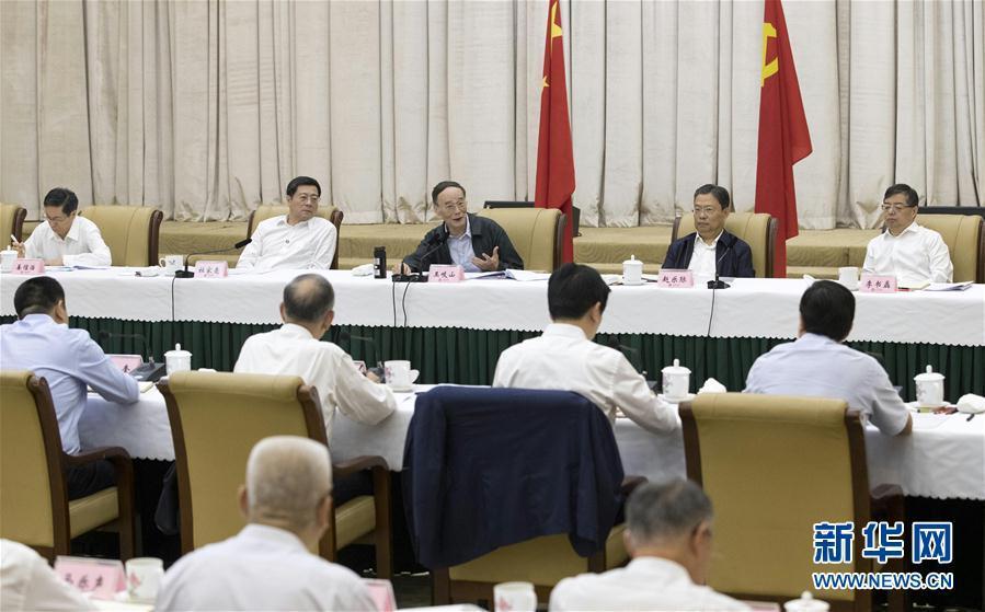 9月3日至5日，中共中央政治局常委、中央紀(jì)委書(shū)記、中央巡視工作領(lǐng)導(dǎo)小組組長(zhǎng)王岐山在湖南省調(diào)研并主持召開(kāi)巡察工作座談會(huì)。這是9月4日，王岐山在長(zhǎng)沙主持召開(kāi)巡察工作座談會(huì)。新華社記者 王曄 攝
