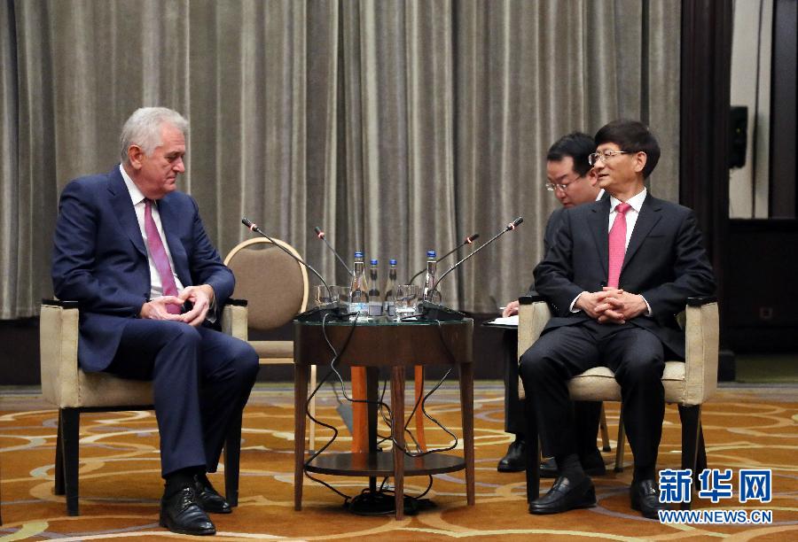 9月11日，在塞爾維亞首都貝爾格萊德，習近平主席特使、中共中央政治局委員、中央政法委書記孟建柱（右）會見塞爾維亞前總統(tǒng)尼科利奇（左）。新華社記者王慧娟攝