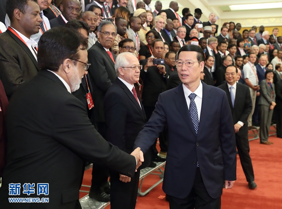 9月21日，中共中央政治局常委、國(guó)務(wù)院副總理張高麗在北京人民大會(huì)堂會(huì)見來華參加2017“一帶一路”媒體合作論壇的外方代表并回答大家關(guān)心的問題。新華社記者王曄攝 