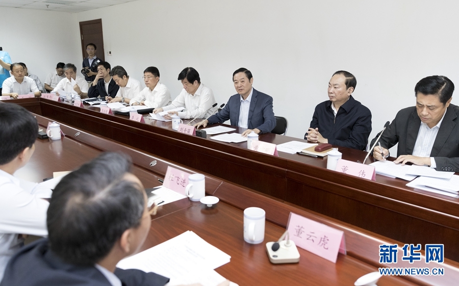 9月22日，中共中央政治局委員、中央書記處書記、中宣部部長劉奇葆在北京調(diào)研京劇像音像工程情況。這是劉奇葆與有關(guān)方面負(fù)責(zé)同志座談交流。新華社記者 丁海濤 攝