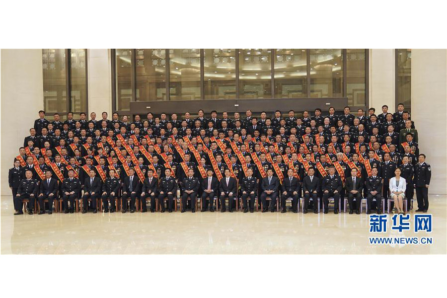 9月22日，“熱血鑄劍·丹心衛(wèi)民”全國公安百佳刑警推選活動揭曉儀式在北京舉行。中共中央政治局委員、中央政法委書記孟建柱會見當(dāng)選民警并觀看揭曉儀式。國務(wù)委員、公安部部長郭聲琨參加會見并觀看揭曉儀式。新華社記者 殷剛 攝
