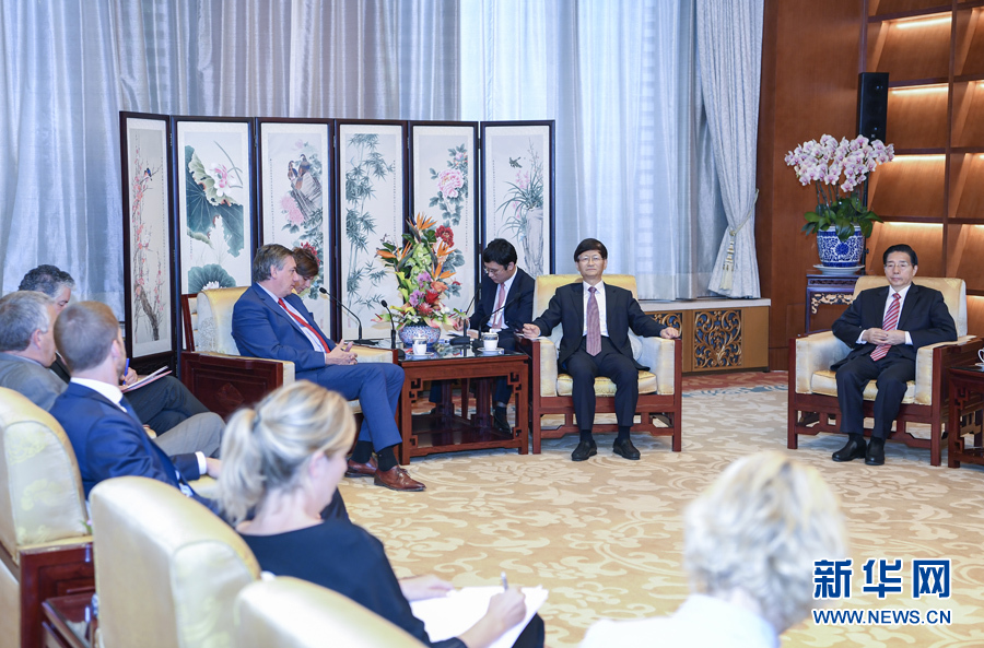 9月26日，中共中央政治局委員、中央政法委書記孟建柱在北京會見來華出席國際刑警組織第86屆全體大會的比利時副首相兼內政大臣讓邦。國務委員、公安部部長郭聲琨參加有關會見。新華社記者 張領 攝