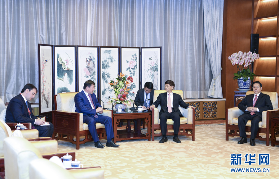 9月26日，中共中央政治局委員、中央政法委書記孟建柱在北京會見來華出席國際刑警組織第86屆全體大會的塔吉克斯坦內務部長拉希姆佐達。國務委員、公安部部長郭聲琨參加有關會見。新華社記者 張領 攝