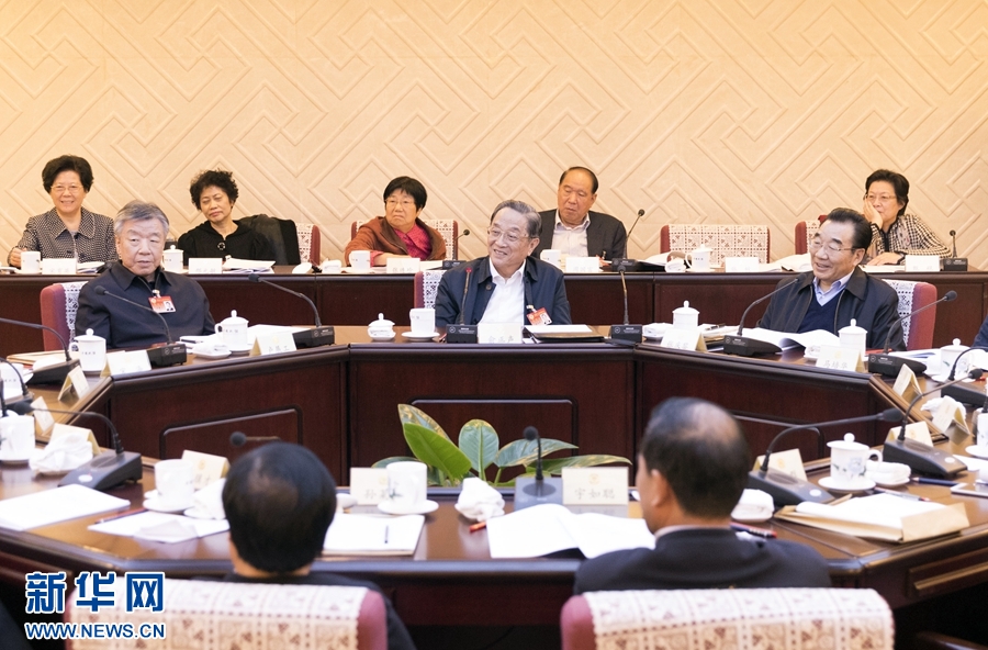 10月30日，政協(xié)第十二屆全國(guó)委員會(huì)常務(wù)委員會(huì)第二十三次會(huì)議舉行分組討論，與會(huì)人員圍繞深入學(xué)習(xí)貫徹中共十九大精神認(rèn)真討論，積極建言獻(xiàn)策。全國(guó)政協(xié)主席俞正聲參加討論。新華社記者 丁海濤 攝