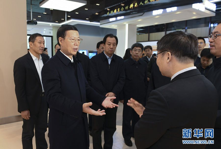 11月14日至15日，國務(wù)院副總理張高麗在黑龍江調(diào)研。這是11月14日，張高麗到黑龍江工業(yè)技術(shù)研究院成果展示中心，了解產(chǎn)學(xué)研結(jié)合推動創(chuàng)新發(fā)展情況。 新華社記者 高潔 攝