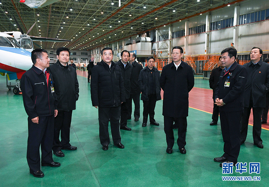 11月14日至15日，國務(wù)院副總理張高麗在黑龍江調(diào)研。這是11月14日，張高麗到哈爾濱飛機(jī)工業(yè)集團(tuán)有限責(zé)任公司了解國有老企業(yè)轉(zhuǎn)型升級情況。 新華社記者 高潔 攝