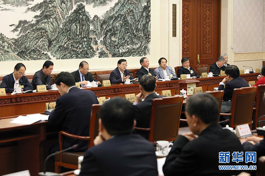 12月23日，十二屆全國人大常委會第三十一次會議舉行分組會議，審議監(jiān)察法草案二次審議稿等。張德江委員長參加審議。 新華社記者劉衛(wèi)兵攝