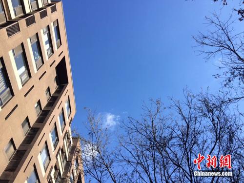 2017年12月7日，北京空氣質(zhì)量較好，圖為北京豐臺區(qū)某小區(qū)拍到的藍(lán)天。<a target='_blank'  >中新網(wǎng)</a> 邱宇 攝
