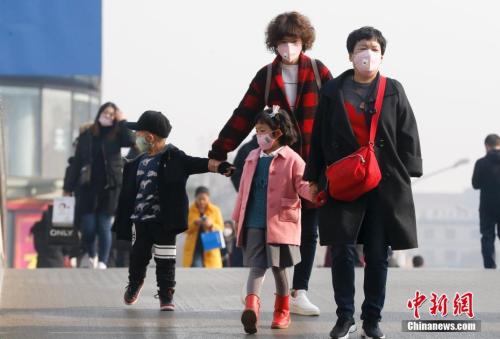 2016年12月19日，北京被霧霾籠罩，民眾戴防霧霾口罩出行。 <a target='_blank' >中新社</a>記者 杜洋 攝