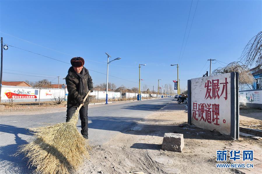 （新華全媒頭條·新時代新氣象新作為·圖文互動）（1）抬腳踏上水泥路，出門坐上公交車——我國竭力破除農(nóng)村交通“最后一公里”瓶頸