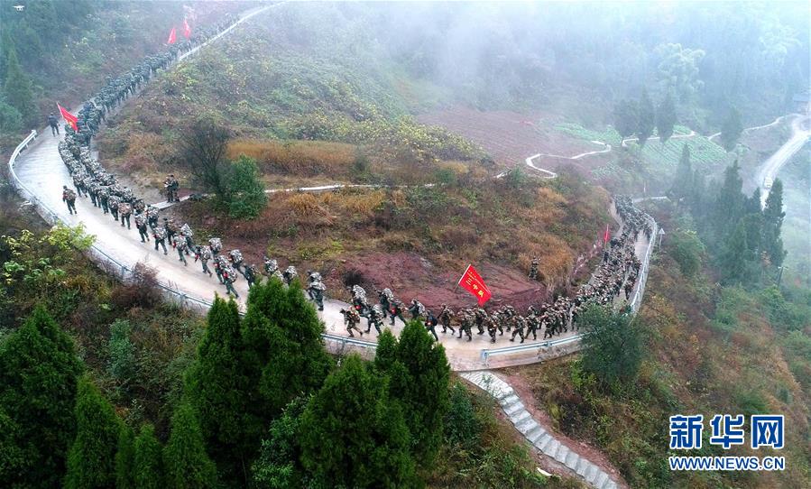 （新華全媒頭條·圖文互動）（13）備戰(zhàn)踏上新起點，練兵展現(xiàn)新氣象——2018中國軍隊新年開訓(xùn)全景大掃描