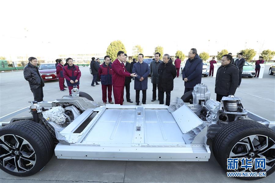 1月9日至10日，國務(wù)院副總理張高麗在安徽調(diào)研推動長江經(jīng)濟帶發(fā)展工作。這是1月9日，張高麗在江淮汽車股份有限公司了解企業(yè)生產(chǎn)經(jīng)營和參與國際產(chǎn)能合作情況。新華社記者 龐興雷 攝