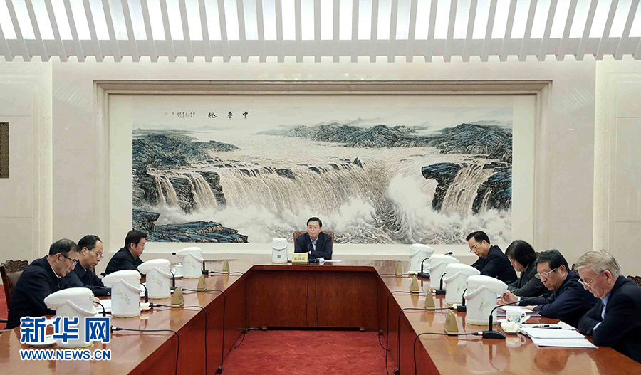 1月16日，中共十二屆全國(guó)人大常委會(huì)黨組在北京召開(kāi)會(huì)議，認(rèn)真學(xué)習(xí)領(lǐng)會(huì)習(xí)近平總書記在十九屆中央紀(jì)委二次全會(huì)上的重要講話和全會(huì)精神，研究部署貫徹落實(shí)工作。全國(guó)人大常委會(huì)委員長(zhǎng)、常委會(huì)黨組書記張德江主持會(huì)議并講話。新華社記者 劉衛(wèi)兵 攝