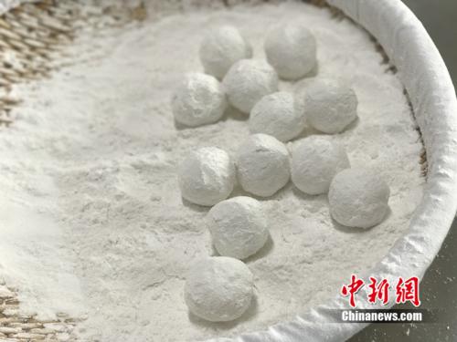 制作元宵時，首先要將餡料做好，沾上水，再投進盛滿糯米粉的笸籮內(nèi)搖。<a target='_blank'  ><p  align=