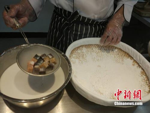 制作元宵時，首先要將餡料做好，沾上水，再投進盛滿糯米粉的笸籮內(nèi)搖。<a target='_blank'  ><p  align=