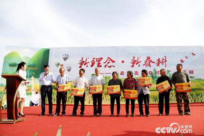愛心企業(yè)與貧困農(nóng)戶結對子、送肥料