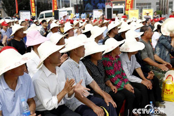 活動現(xiàn)場，農(nóng)戶們聽講很認真