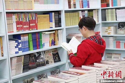 5月9日，一女子在哈爾濱市某書(shū)店選購(gòu)圖書(shū)。從5月1日至5月4日，全國(guó)32家紙廠宣布漲價(jià)，各紙種漲價(jià)幅度為每噸100元至300元不等。對(duì)此，出版行業(yè)業(yè)內(nèi)人士表示“因?yàn)榧垙垉r(jià)格上漲，直接造成了出版成本的明顯增加，出版行業(yè)只能被迫對(duì)圖書(shū)定價(jià)進(jìn)行調(diào)整。”
<a target='_blank' >中新社</a>記者 于琨 攝