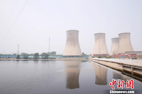 按照規(guī)劃，位于首鋼園區(qū)內(nèi)的滑雪大跳臺建成后將成為世界首例永久保留和使用的單板大跳臺場地。圖為單板大跳臺選址所在地?！№n海丹 攝
