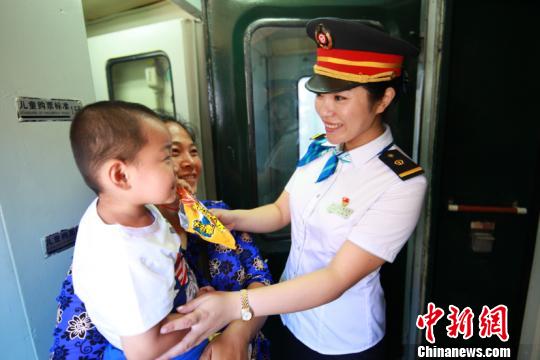 圖為列車員為旅客提供服務(wù)。(中國(guó)鐵路哈爾濱局集團(tuán)有限公司提供)