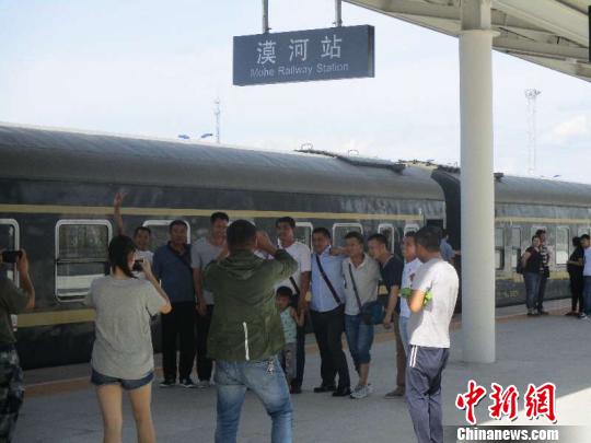 圖為旅客在漠河站合影留念。(中國(guó)鐵路哈爾濱局集團(tuán)有限公司提供)