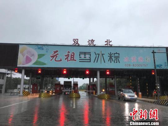 網(wǎng)傳車輛被淹的收費站現(xiàn)狀?！＄娦?攝