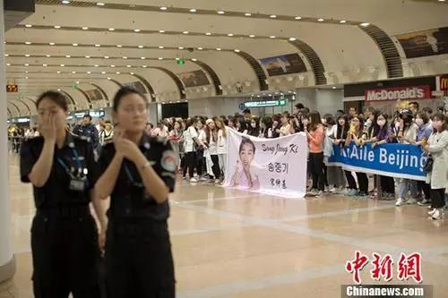 資料圖為一名韓國藝人的“粉絲”在北京首都國際機場接機。<a target='_blank' ><p  align=