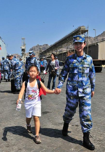 2015年3月，也門，海軍女戰(zhàn)士牽著一名小女孩的手準(zhǔn)備登上軍艦。