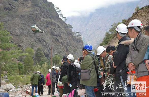 2015年4月，因地震被困尼泊爾的中國(guó)公民準(zhǔn)備登機(jī)