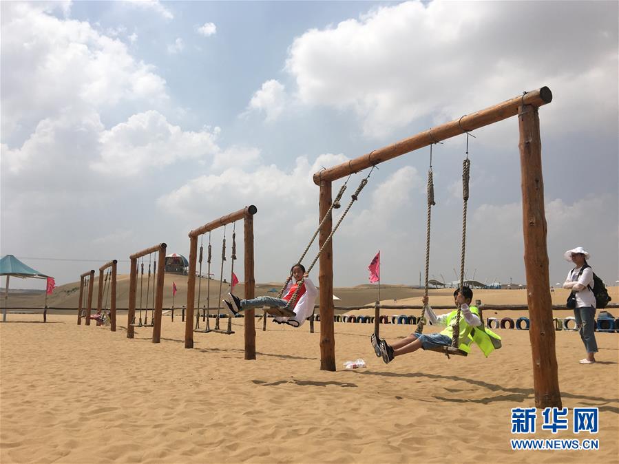 (新華全媒頭條·在習(xí)近平新時代中國特色社會主義思想指引下——新時代新作為新篇章·圖文互動)(11)綠富同興畫卷在沙海中鋪展——庫布其沙漠生態(tài)治理紀(jì)實