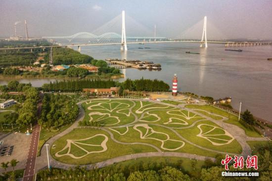 8月9日，航拍南京魚嘴濕地公園，旁邊就是南京第三長(zhǎng)江大橋。 <a target='_blank' >中新社</a>記者 泱波 攝