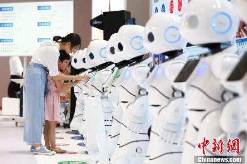 圖為8月15日，2018世界機器人大會在北京亦創(chuàng)國際會展中心揭幕，160余家中外機器人領軍企業(yè)帶來的前沿產品集體亮相，讓觀眾直接感受科技改變生活。<a target='_blank' >中新社</a>記者 富田 攝