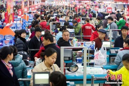 資料圖：民眾購買生活用品。張云 攝