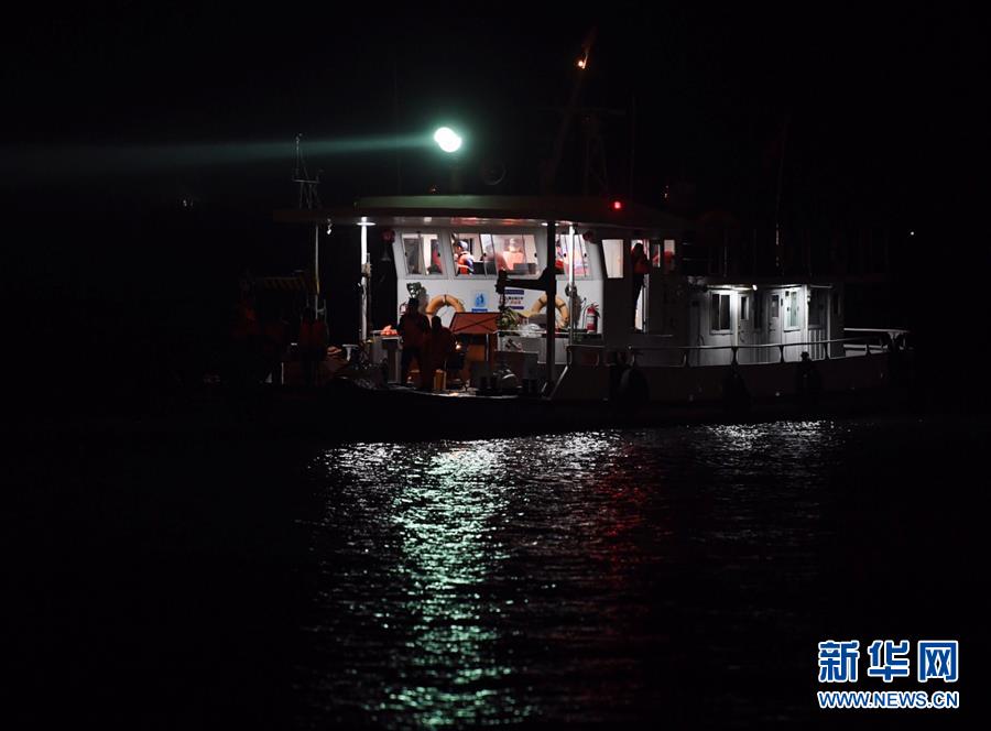 （重慶公交車墜江事故·圖文互動）（2）夜幕降臨，重慶萬州公交客車墜江事故救援工作仍在進(jìn)行中