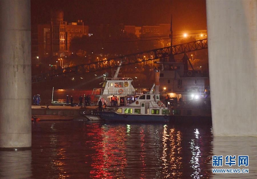 （重慶公交車墜江事故·圖文互動）（3）夜幕降臨，重慶萬州公交客車墜江事故救援工作仍在進(jìn)行中
